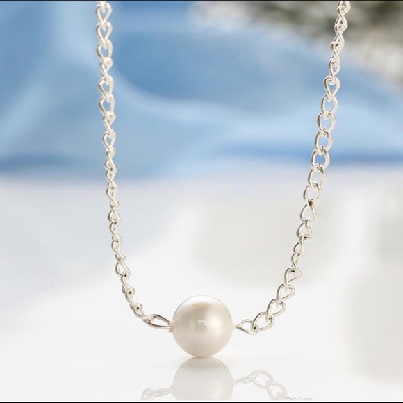 Simplistic Pearl Necklace - Picture 8 of 8